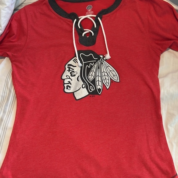 NHL LICENSED CHICAGO BLACKHAWKS SHORT SLEEVE tee LACE UP NECK WM SZ L FSU TEE! - Picture 8 of 8